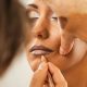 make up artist macht professionelles make up einer Frau